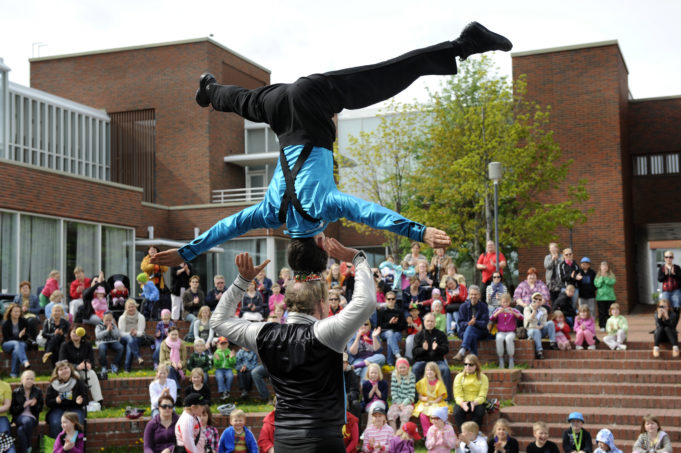 Lasten teatteritapahtuma Kuulaksen akrobatit Kuusankoskitalon ulkonäyttämöllä.
